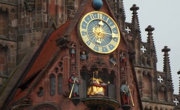 Frauenkirche Nrnberg mit der berhmten Mnnleinlaufen-Uhr